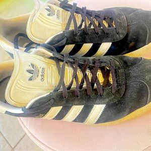 Adidas Gazelle Sneakers .